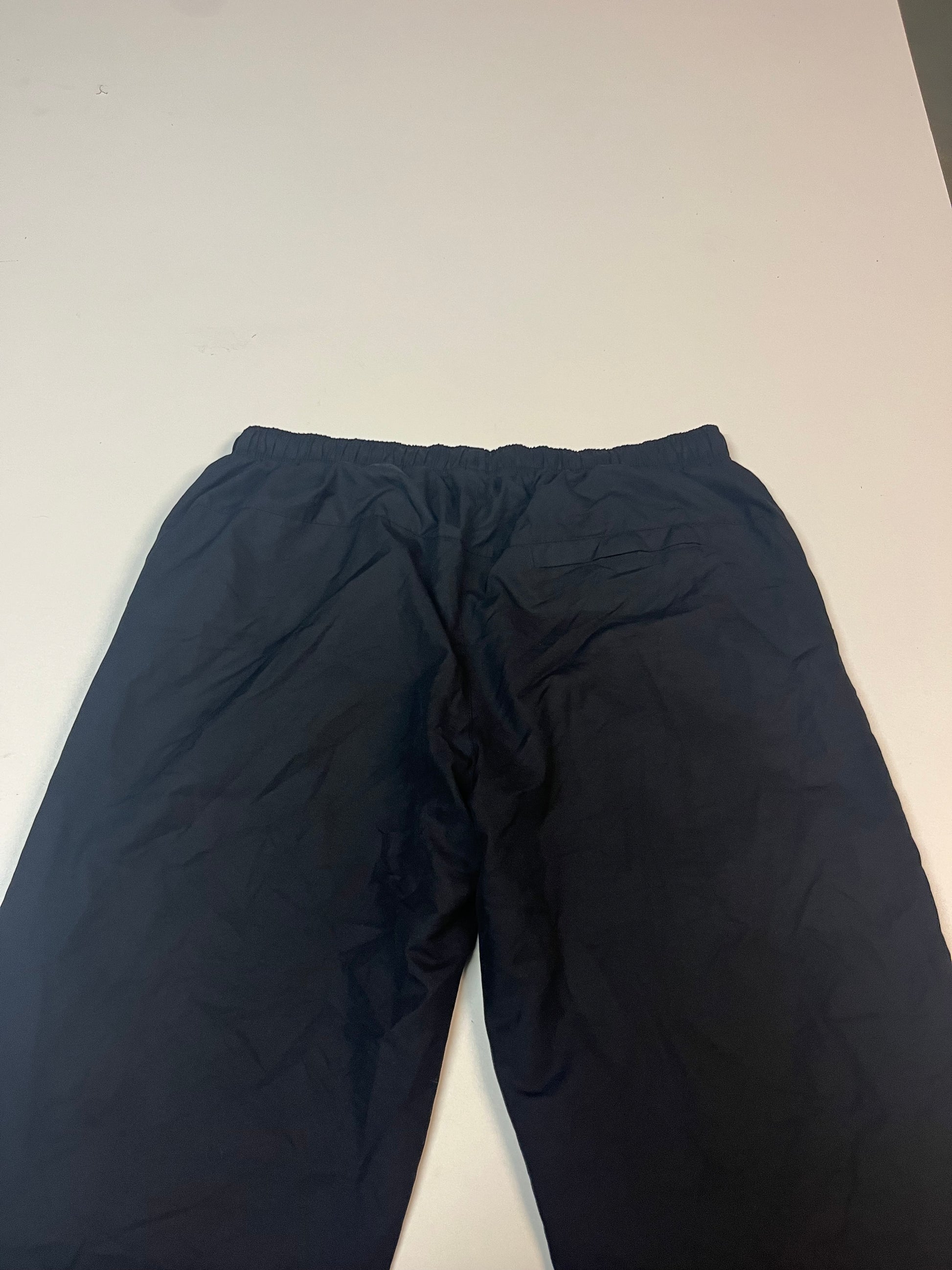 Entdecke unsere Vintage Track Pants von Nike und anderen Marken, erhältlich bei Valuxery.de - Dein Shop für trendige Vintage - Kleidung. Unsere Track Pants sind aus hochwertigen Materialien und