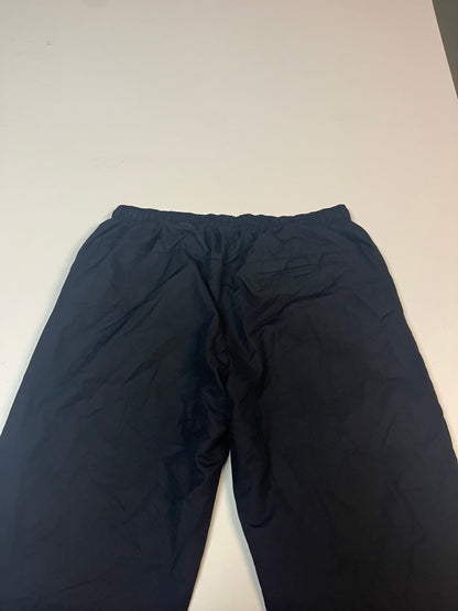 Entdecke unsere Vintage Track Pants von Nike und anderen Marken, erhältlich bei Valuxery.de - Dein Shop für trendige Vintage - Kleidung. Unsere Track Pants sind aus hochwertigen Materialien und