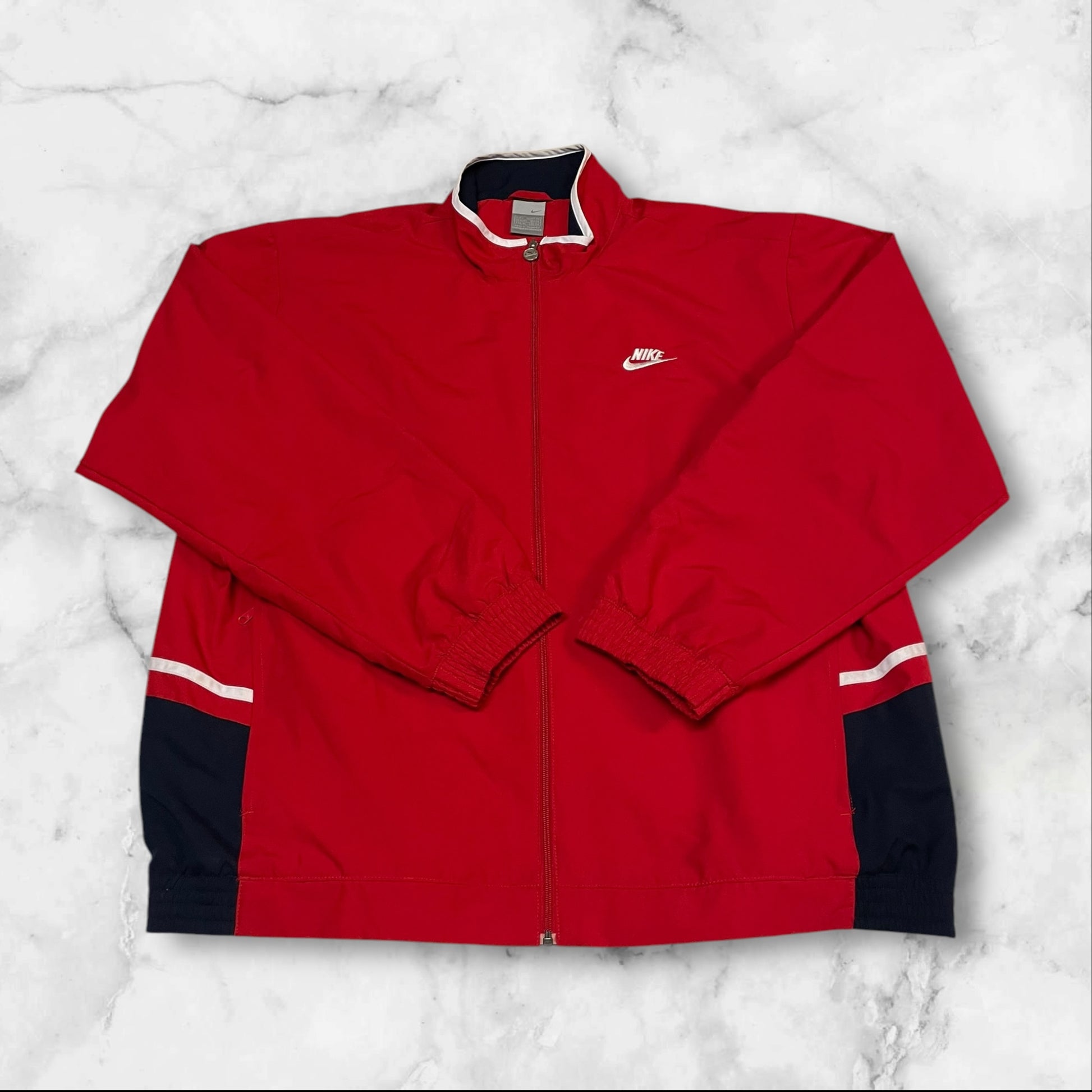 Entdecke unsere Vintage Track Pants von Nike und anderen Marken, erhältlich bei Valuxery.de - Dein Shop für trendige Vintage - Kleidung. Unsere Track Pants sind aus hochwertigen Materialien und