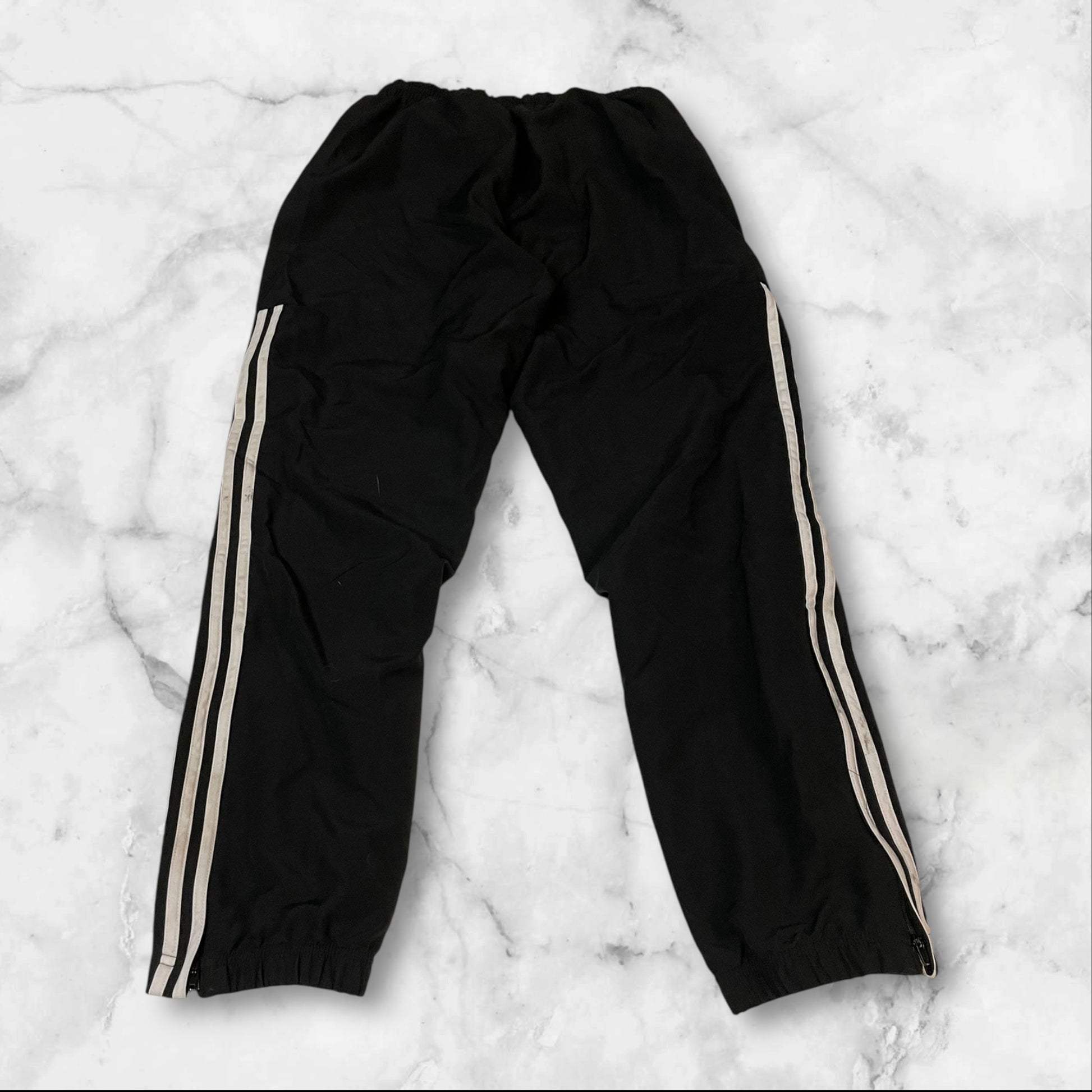 Entdecke unsere Vintage Track Pants von Nike und anderen Marken, erhältlich bei Valuxery.de - Dein Shop für trendige Vintage - Kleidung. Unsere Track Pants sind aus hochwertigen Materialien und