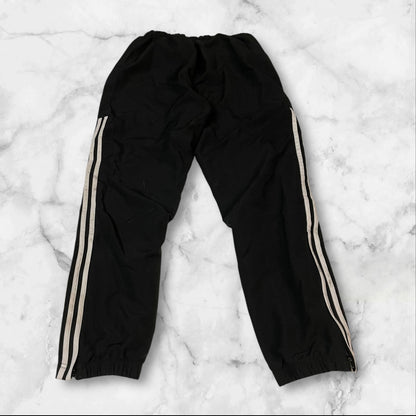 Entdecke unsere Vintage Track Pants von Nike und anderen Marken, erhältlich bei Valuxery.de - Dein Shop für trendige Vintage - Kleidung. Unsere Track Pants sind aus hochwertigen Materialien und