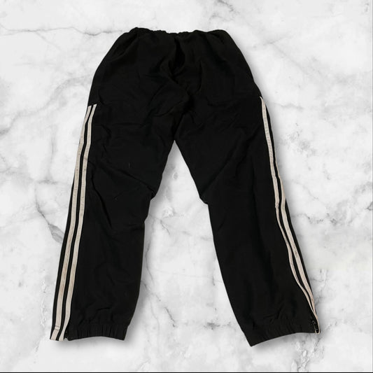 Entdecke unsere Vintage Track Pants von Nike und anderen Marken, erhältlich bei Valuxery.de - Dein Shop für trendige Vintage - Kleidung. Unsere Track Pants sind aus hochwertigen Materialien und