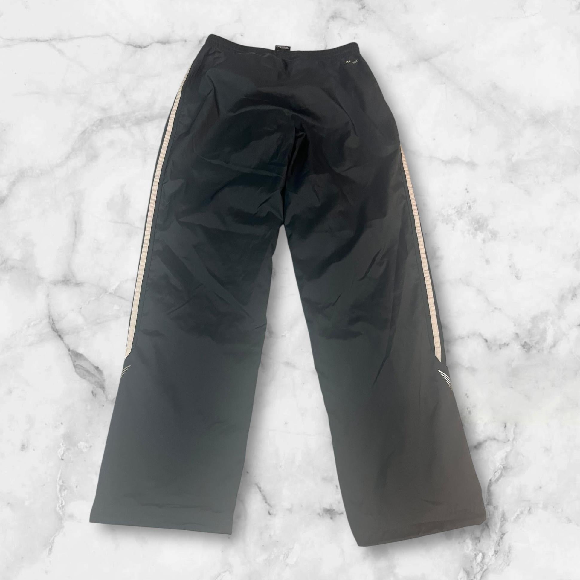 Entdecke unsere Vintage Track Pants von Nike und anderen Marken, erhältlich bei Valuxery.de - Dein Shop für trendige Vintage - Kleidung. Unsere Track Pants sind aus hochwertigen Materialien und