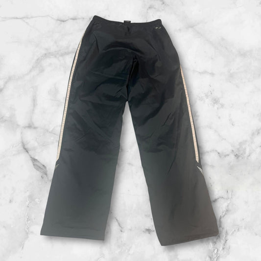 Entdecke unsere Vintage Track Pants von Nike und anderen Marken, erhältlich bei Valuxery.de - Dein Shop für trendige Vintage - Kleidung. Unsere Track Pants sind aus hochwertigen Materialien und