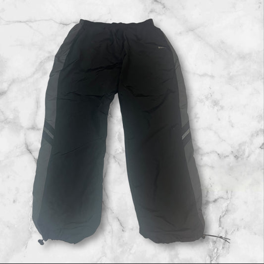 Entdecke unsere Vintage Track Pants von Nike und anderen Marken, erhältlich bei Valuxery.de - Dein Shop für trendige Vintage - Kleidung. Unsere Track Pants sind aus hochwertigen Materialien und