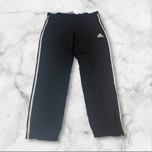 Entdecke unsere Vintage Track Pants von Nike und anderen Marken, erhältlich bei Valuxery.de - Dein Shop für trendige Vintage - Kleidung. Unsere Track Pants sind aus hochwertigen Materialien und