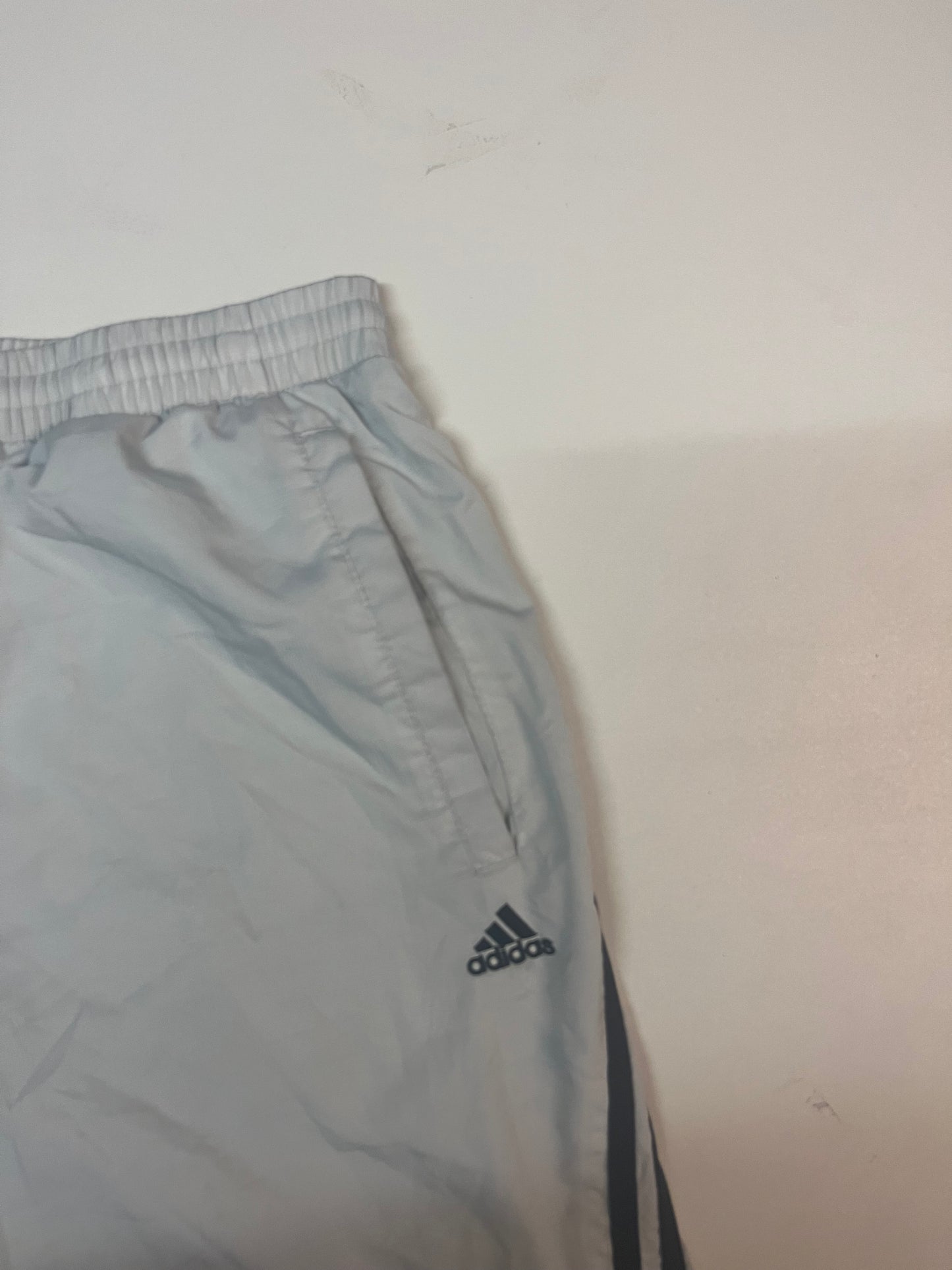Entdecke unsere Vintage Track Pants von Nike und anderen Marken, erhältlich bei Valuxery.de - Dein Shop für trendige Vintage - Kleidung. Unsere Track Pants sind aus hochwertigen Materialien und