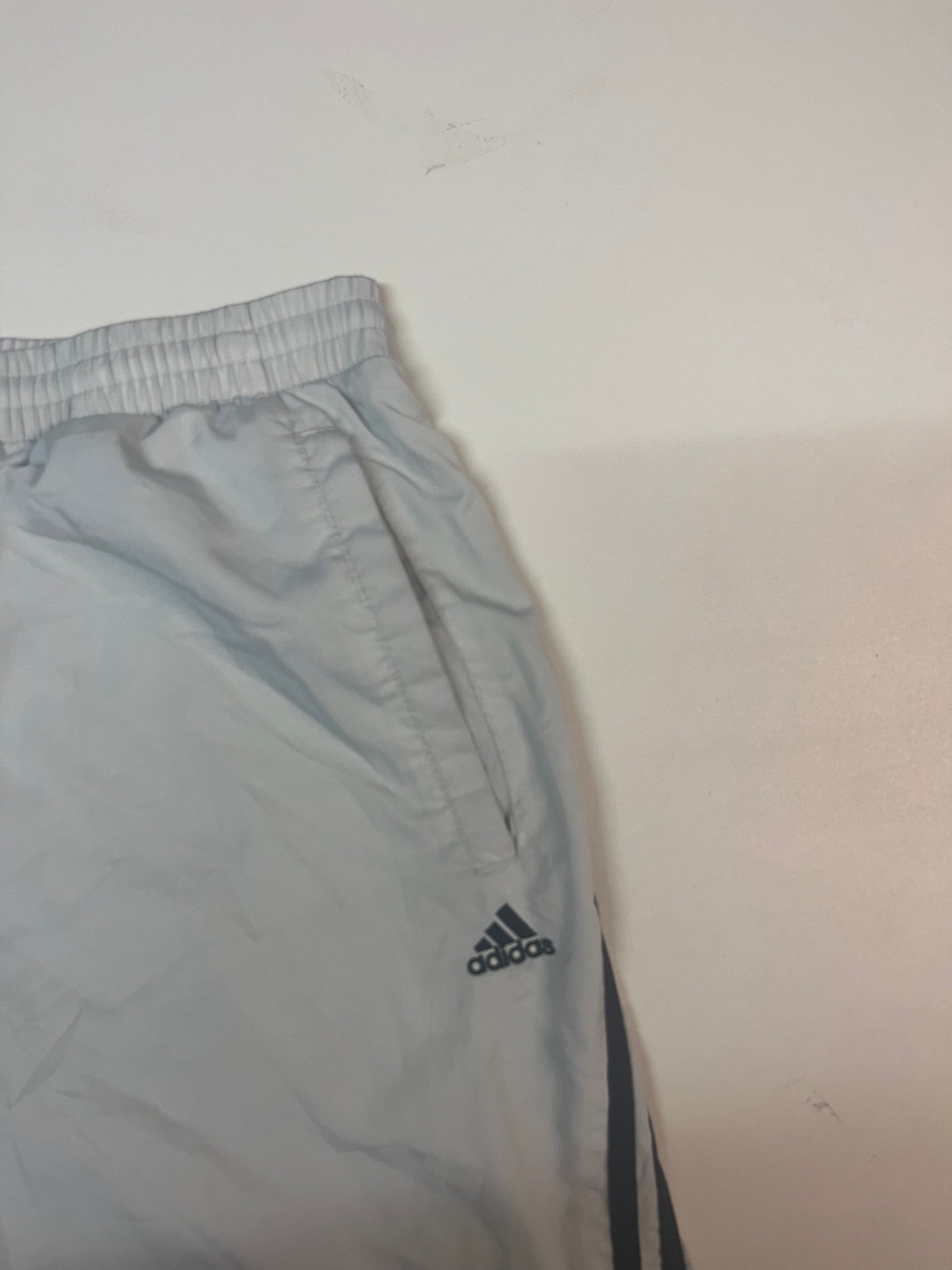 Entdecke unsere Vintage Track Pants von Nike und anderen Marken, erhältlich bei Valuxery.de - Dein Shop für trendige Vintage - Kleidung. Unsere Track Pants sind aus hochwertigen Materialien und