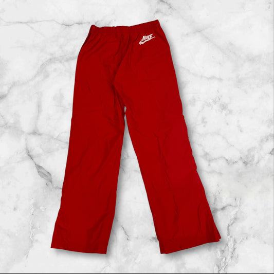 Entdecke unsere Vintage Track Pants von Nike und anderen Marken, erhältlich bei Valuxery.de - Dein Shop für trendige Vintage - Kleidung. Unsere Track Pants sind aus hochwertigen Materialien und