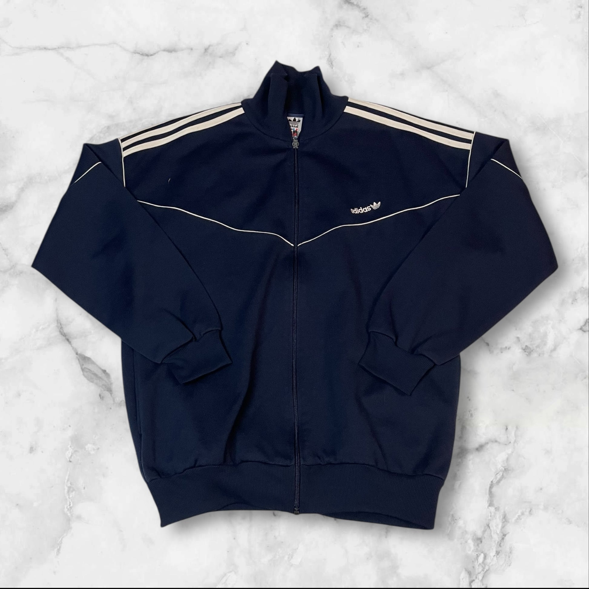 Entdecke unsere Vintage Track Pants von Nike und anderen Marken, erhältlich bei Valuxery.de - Dein Shop für trendige Vintage - Kleidung. Unsere Track Pants sind aus hochwertigen Materialien und