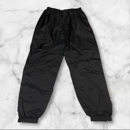 Entdecke unsere Vintage Track Pants von Nike und anderen Marken, erhältlich bei Valuxery.de - Dein Shop für trendige Vintage - Kleidung. Unsere Track Pants sind aus hochwertigen Materialien und