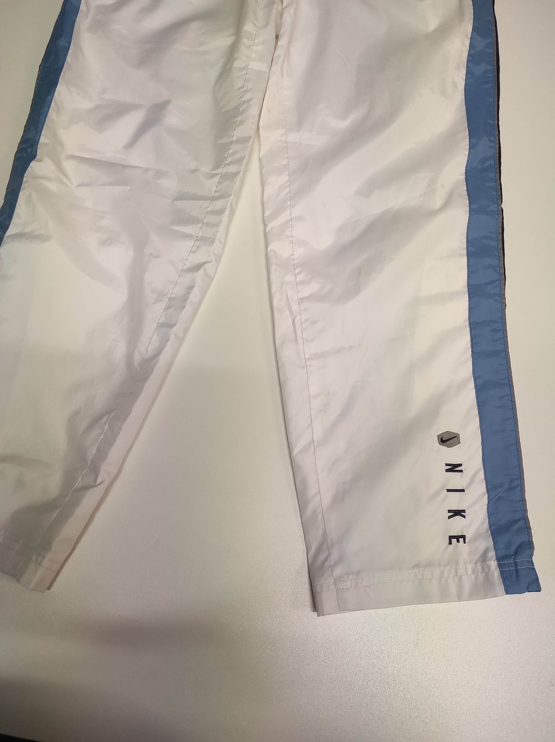 Entdecke unsere Vintage Track Pants von Nike und anderen Marken, erhältlich bei Valuxery.de - Dein Shop für trendige Vintage - Kleidung. Unsere Track Pants sind aus hochwertigen Materialien und