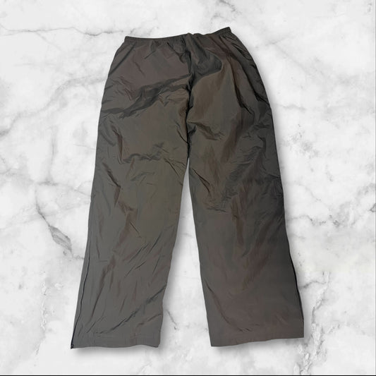 Entdecke unsere Vintage Track Pants von Nike und anderen Marken, erhältlich bei Valuxery.de - Dein Shop für trendige Vintage - Kleidung. Unsere Track Pants sind aus hochwertigen Materialien und