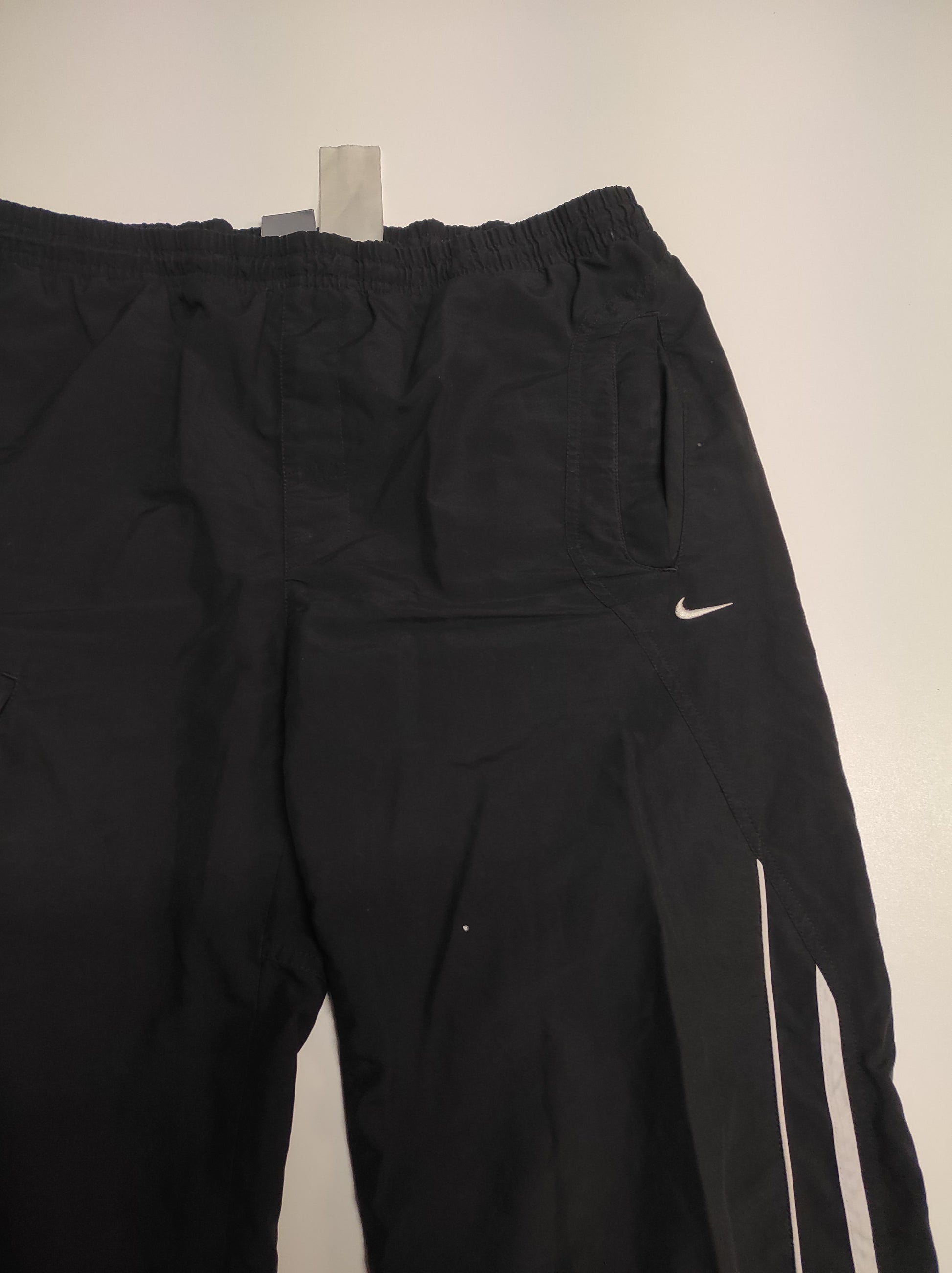 Entdecke unsere Vintage Track Pants von Nike und anderen Marken, erhältlich bei Valuxery.de - Dein Shop für trendige Vintage - Kleidung. Unsere Track Pants sind aus hochwertigen Materialien und