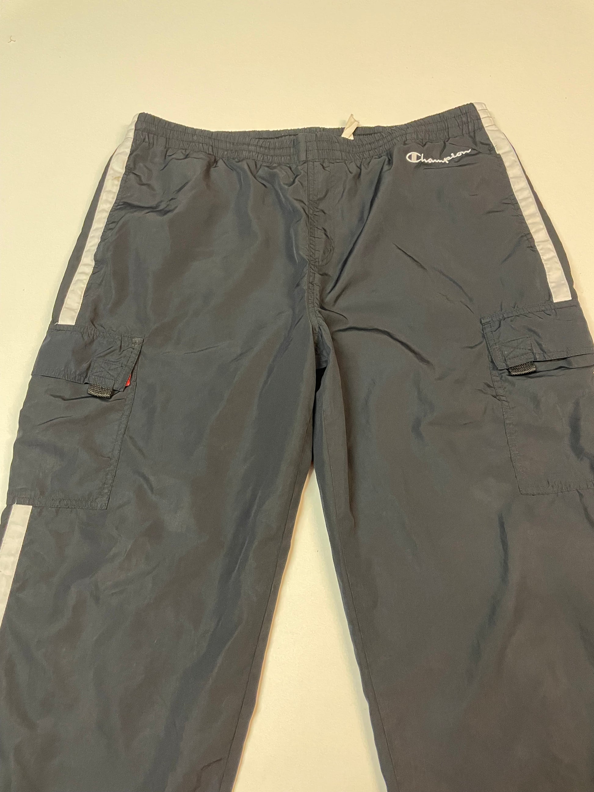 Entdecke unsere Vintage Track Pants von Nike und anderen Marken, erhältlich bei Valuxery.de - Dein Shop für trendige Vintage - Kleidung. Unsere Track Pants sind aus hochwertigen Materialien und