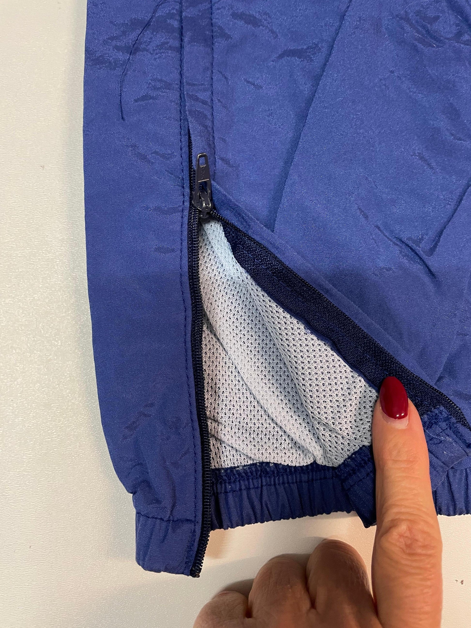 Entdecke unsere Vintage Track Pants von Nike und anderen Marken, erhältlich bei Valuxery.de - Dein Shop für trendige Vintage - Kleidung. Unsere Track Pants sind aus hochwertigen Materialien und