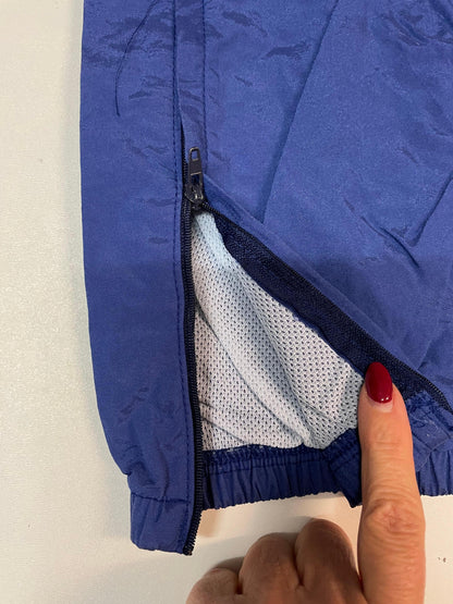 Entdecke unsere Vintage Track Pants von Nike und anderen Marken, erhältlich bei Valuxery.de - Dein Shop für trendige Vintage - Kleidung. Unsere Track Pants sind aus hochwertigen Materialien und
