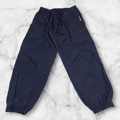 Entdecke unsere Vintage Track Pants von Nike und anderen Marken, erhältlich bei Valuxery.de - Dein Shop für trendige Vintage - Kleidung. Unsere Track Pants sind aus hochwertigen Materialien und