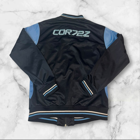 Entdecke unsere Vintage Track Pants von Nike und anderen Marken, erhältlich bei Valuxery.de - Dein Shop für trendige Vintage - Kleidung. Unsere Track Pants sind aus hochwertigen Materialien und