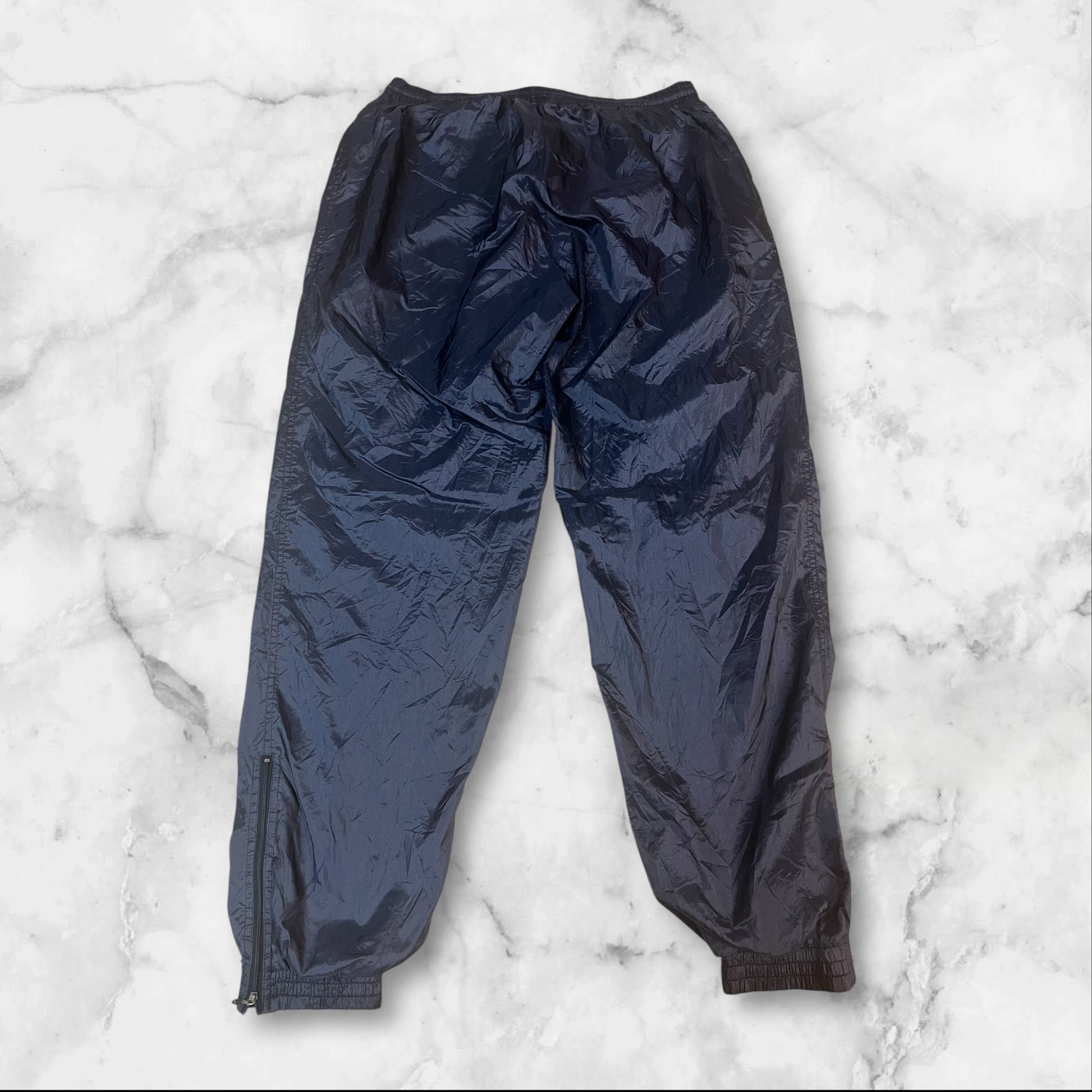 Entdecke unsere Vintage Track Pants von Nike und anderen Marken, erhältlich bei Valuxery.de - Dein Shop für trendige Vintage - Kleidung. Unsere Track Pants sind aus hochwertigen Materialien und