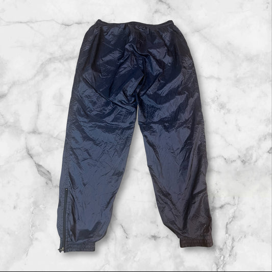 Entdecke unsere Vintage Track Pants von Nike und anderen Marken, erhältlich bei Valuxery.de - Dein Shop für trendige Vintage - Kleidung. Unsere Track Pants sind aus hochwertigen Materialien und