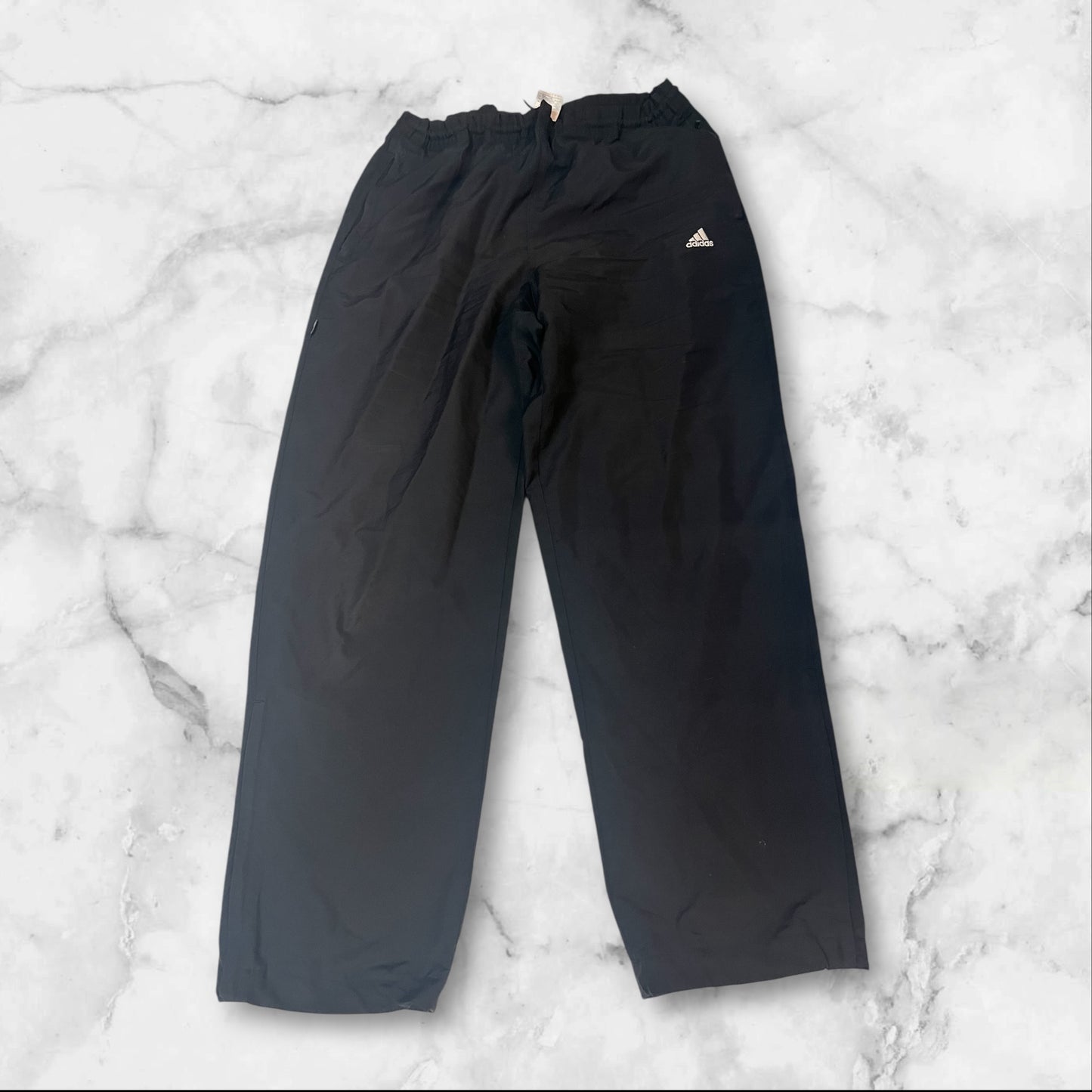 Entdecke unsere Vintage Track Pants von Nike und anderen Marken, erhältlich bei Valuxery.de - Dein Shop für trendige Vintage - Kleidung. Unsere Track Pants sind aus hochwertigen Materialien und