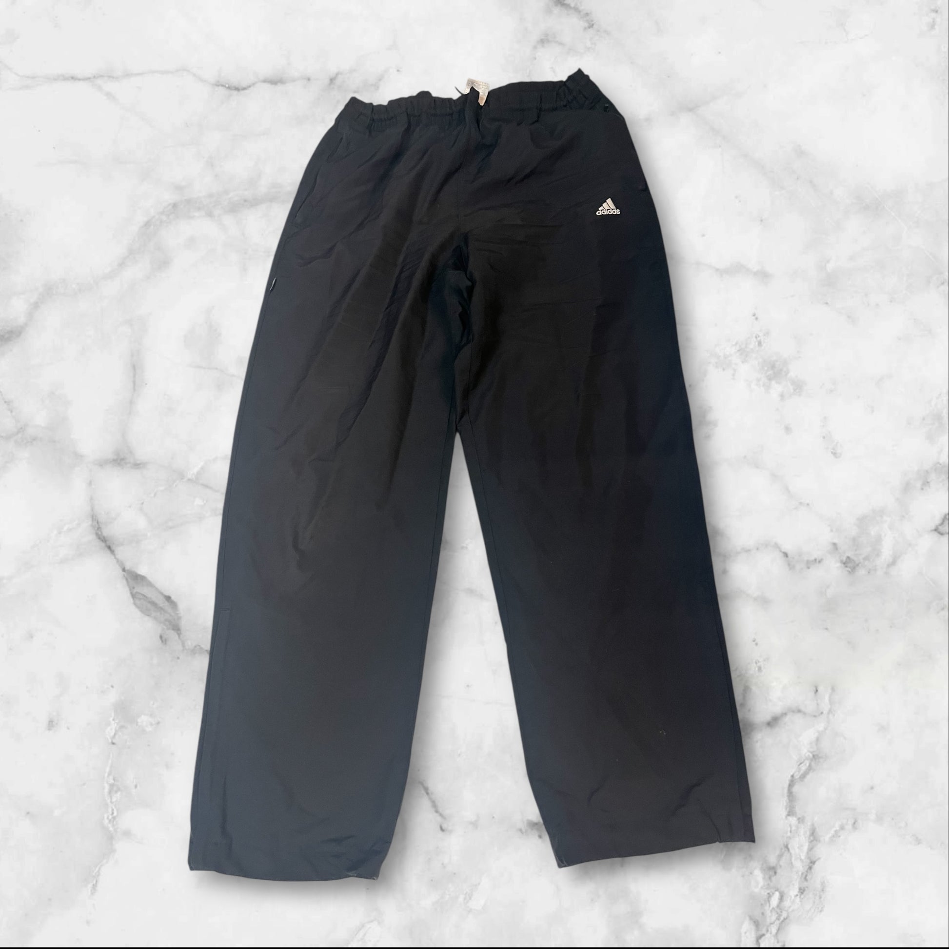 Entdecke unsere Vintage Track Pants von Nike und anderen Marken, erhältlich bei Valuxery.de - Dein Shop für trendige Vintage - Kleidung. Unsere Track Pants sind aus hochwertigen Materialien und