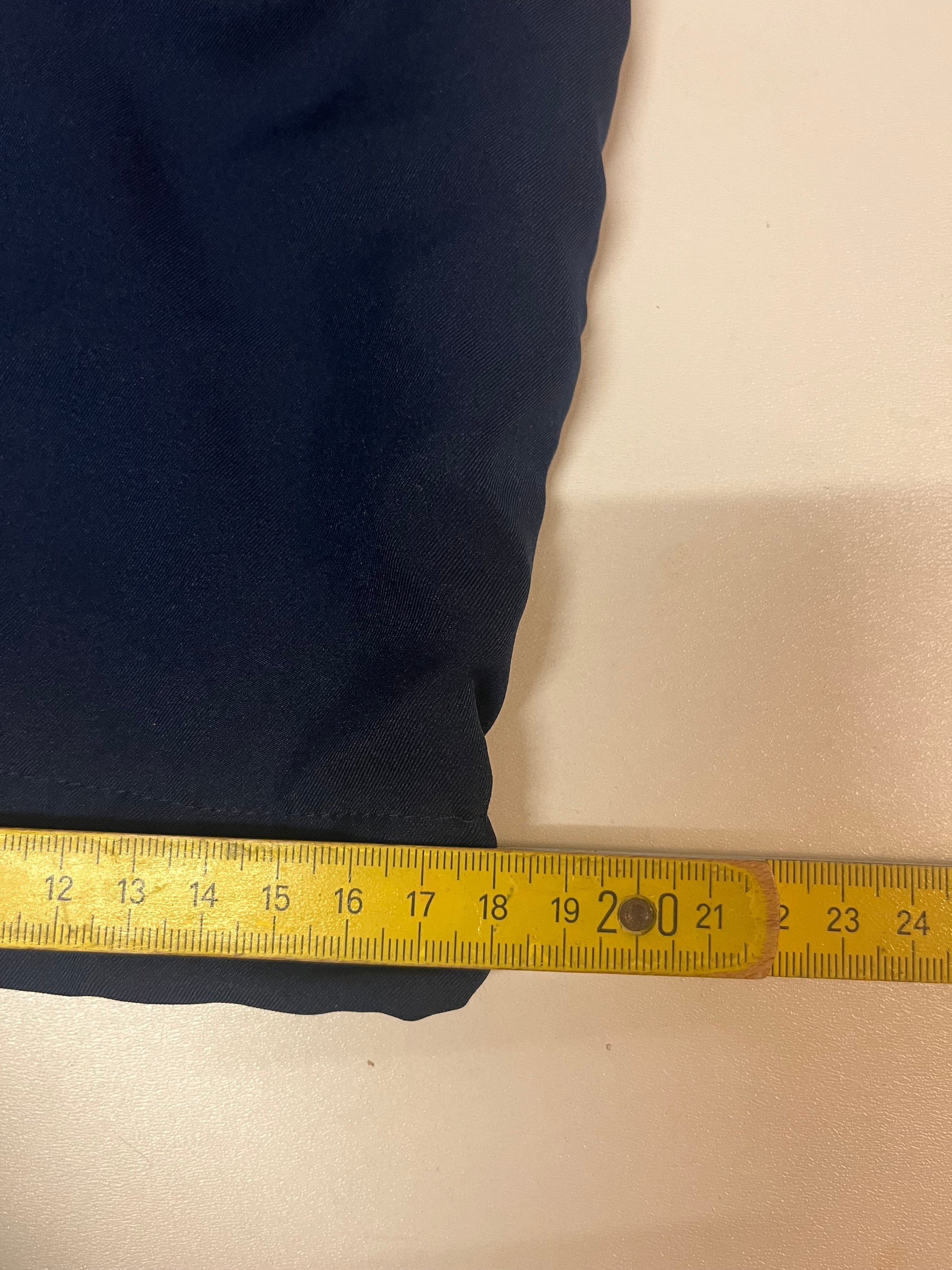 Entdecke unsere Vintage Track Pants von Nike und anderen Marken, erhältlich bei Valuxery.de - Dein Shop für trendige Vintage - Kleidung. Unsere Track Pants sind aus hochwertigen Materialien und