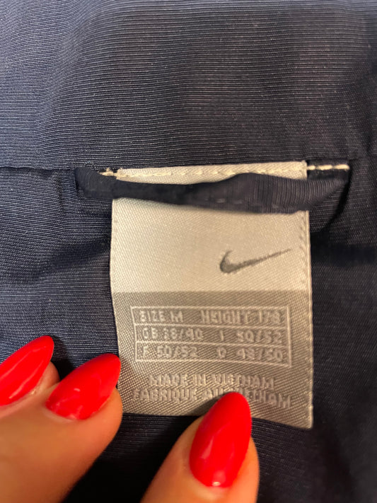 Entdecke unsere Vintage Track Pants von Nike und anderen Marken, erhältlich bei Valuxery.de - Dein Shop für trendige Vintage - Kleidung. Unsere Track Pants sind aus hochwertigen Materialien und