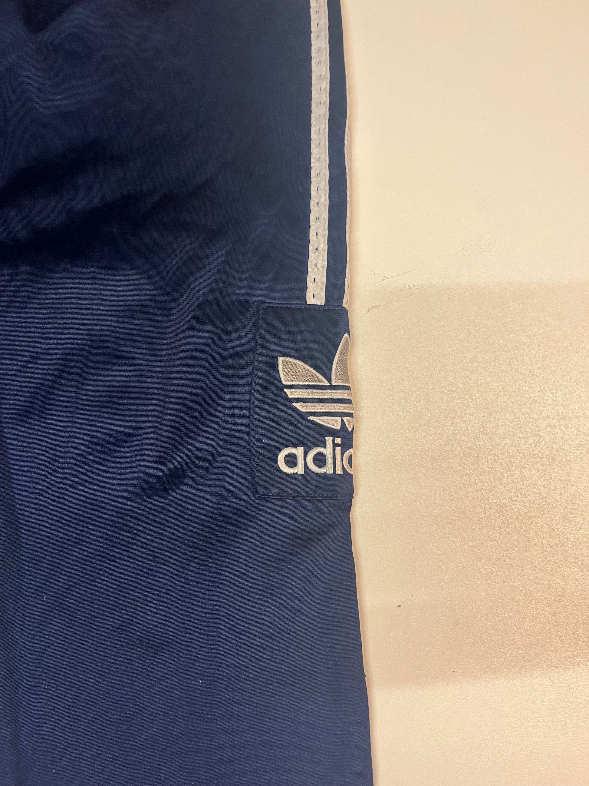Entdecke unsere Vintage Track Pants von Nike und anderen Marken, erhältlich bei Valuxery.de - Dein Shop für trendige Vintage - Kleidung. Unsere Track Pants sind aus hochwertigen Materialien und