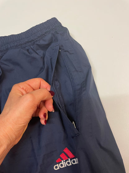 Entdecke unsere Vintage Track Pants von Nike und anderen Marken, erhältlich bei Valuxery.de - Dein Shop für trendige Vintage - Kleidung. Unsere Track Pants sind aus hochwertigen Materialien und