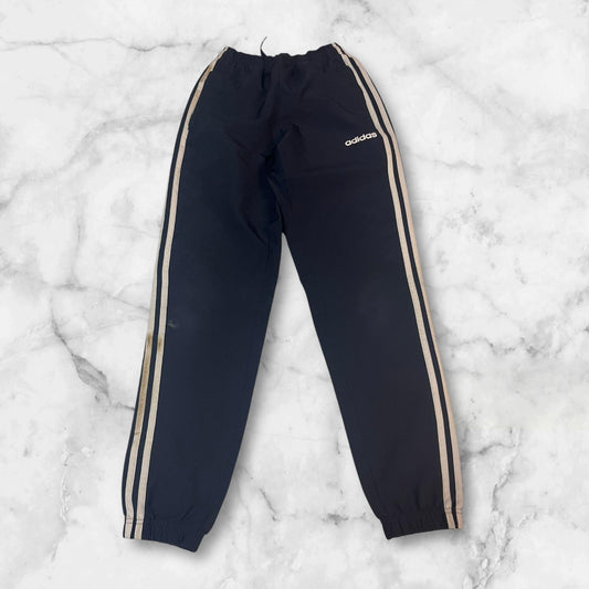 Entdecke unsere Vintage Track Pants von Nike und anderen Marken, erhältlich bei Valuxery.de - Dein Shop für trendige Vintage - Kleidung. Unsere Track Pants sind aus hochwertigen Materialien und