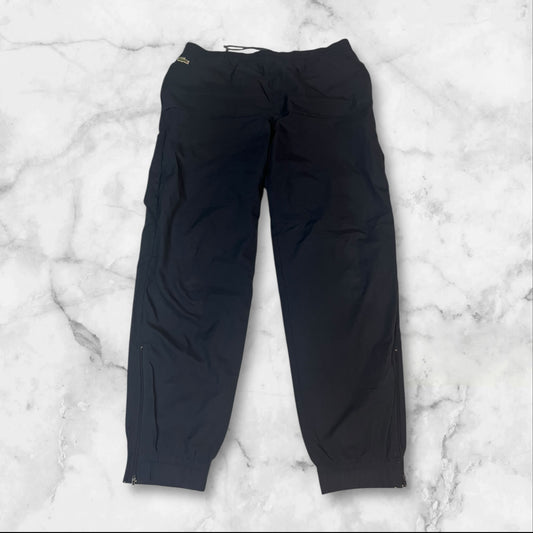 Entdecke unsere Vintage Track Pants von Nike und anderen Marken, erhältlich bei Valuxery.de - Dein Shop für trendige Vintage - Kleidung. Unsere Track Pants sind aus hochwertigen Materialien und