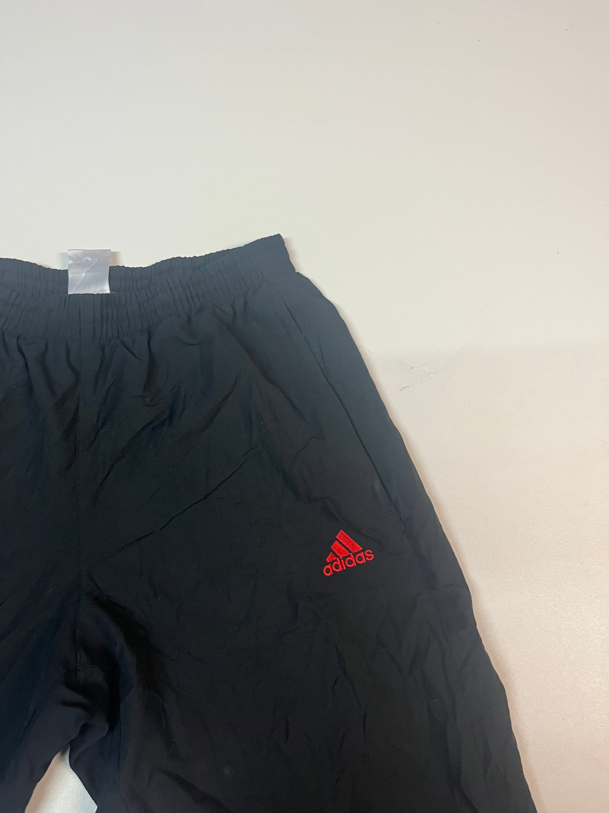Entdecke unsere Vintage Track Pants von Nike und anderen Marken, erhältlich bei Valuxery.de - Dein Shop für trendige Vintage - Kleidung. Unsere Track Pants sind aus hochwertigen Materialien und