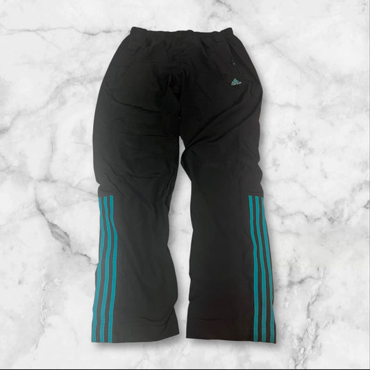 Entdecke unsere Vintage Track Pants von Nike und anderen Marken, erhältlich bei Valuxery.de - Dein Shop für trendige Vintage - Kleidung. Unsere Track Pants sind aus hochwertigen Materialien und