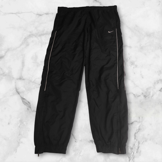 Entdecke unsere Vintage Track Pants von Nike und anderen Marken, erhältlich bei Valuxery.de - Dein Shop für trendige Vintage - Kleidung. Unsere Track Pants sind aus hochwertigen Materialien und