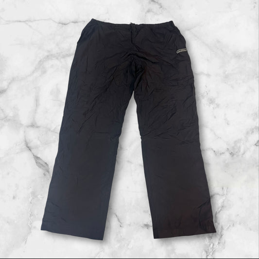 Entdecke unsere Vintage Track Pants von Nike und anderen Marken, erhältlich bei Valuxery.de - Dein Shop für trendige Vintage - Kleidung. Unsere Track Pants sind aus hochwertigen Materialien und