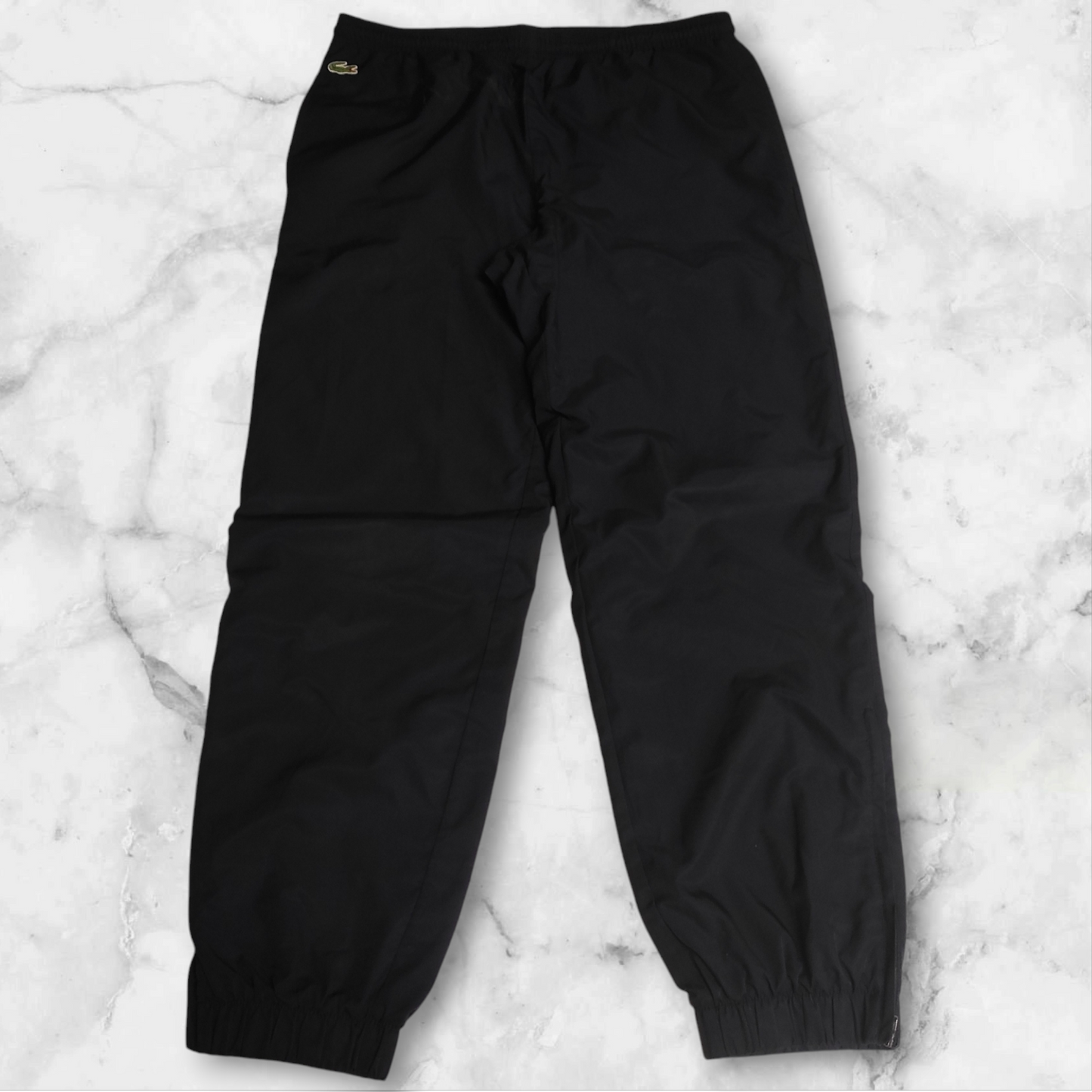 Entdecke unsere Vintage Track Pants von Nike und anderen Marken, erhältlich bei Valuxery.de - Dein Shop für trendige Vintage - Kleidung. Unsere Track Pants sind aus hochwertigen Materialien und