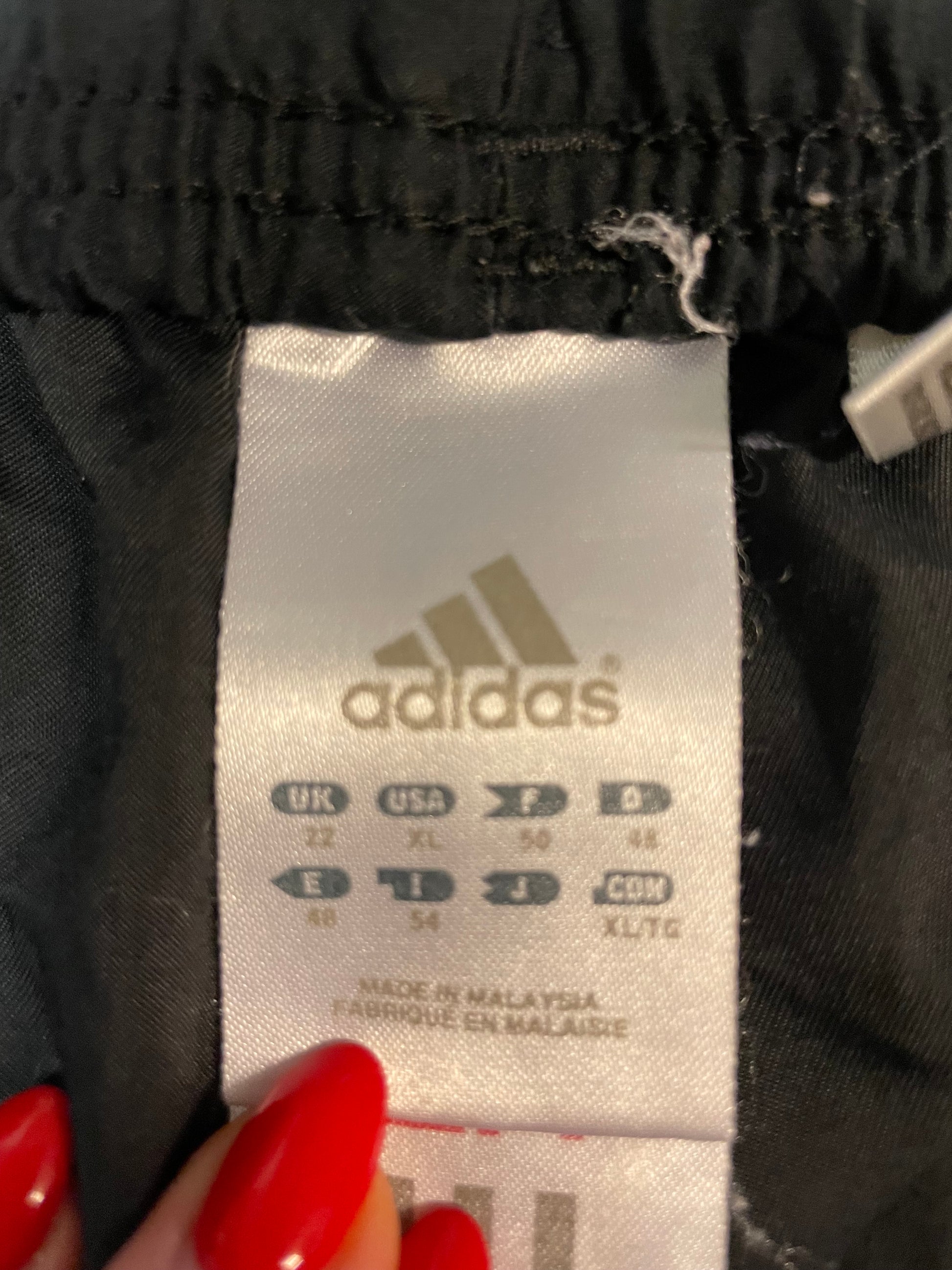 Entdecke unsere Vintage Track Pants von Nike und anderen Marken, erhältlich bei Valuxery.de - Dein Shop für trendige Vintage - Kleidung. Unsere Track Pants sind aus hochwertigen Materialien und