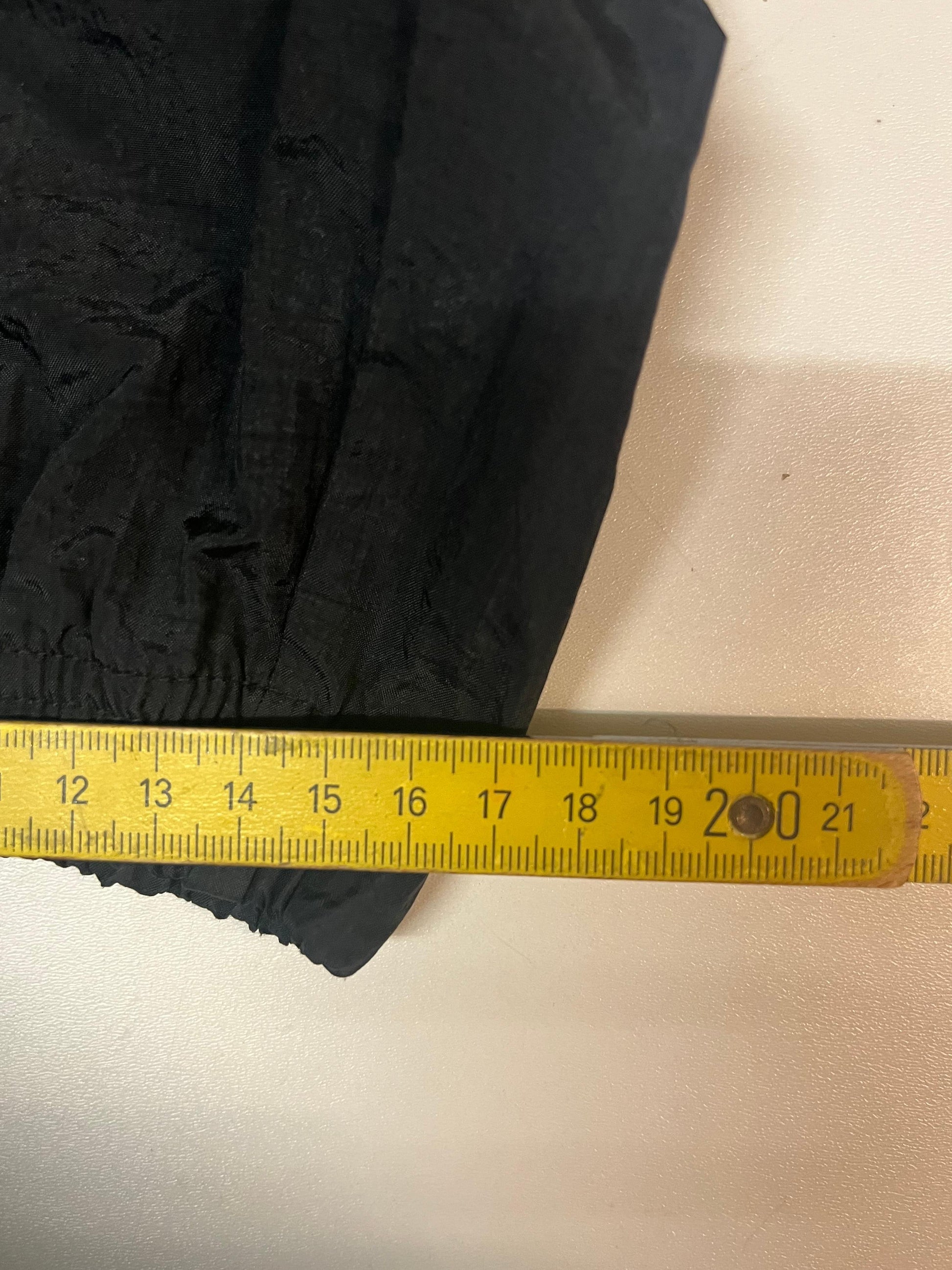 Entdecke unsere Vintage Track Pants von Nike und anderen Marken, erhältlich bei Valuxery.de - Dein Shop für trendige Vintage - Kleidung. Unsere Track Pants sind aus hochwertigen Materialien und