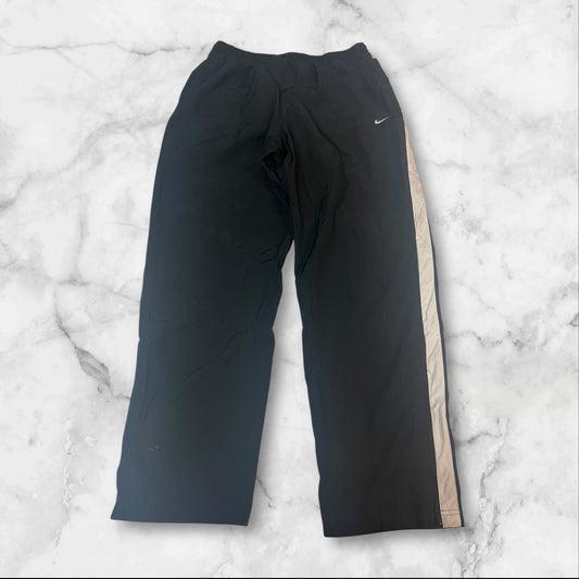 Entdecke unsere Vintage Track Pants von Nike und anderen Marken, erhältlich bei Valuxery.de - Dein Shop für trendige Vintage - Kleidung. Unsere Track Pants sind aus hochwertigen Materialien und