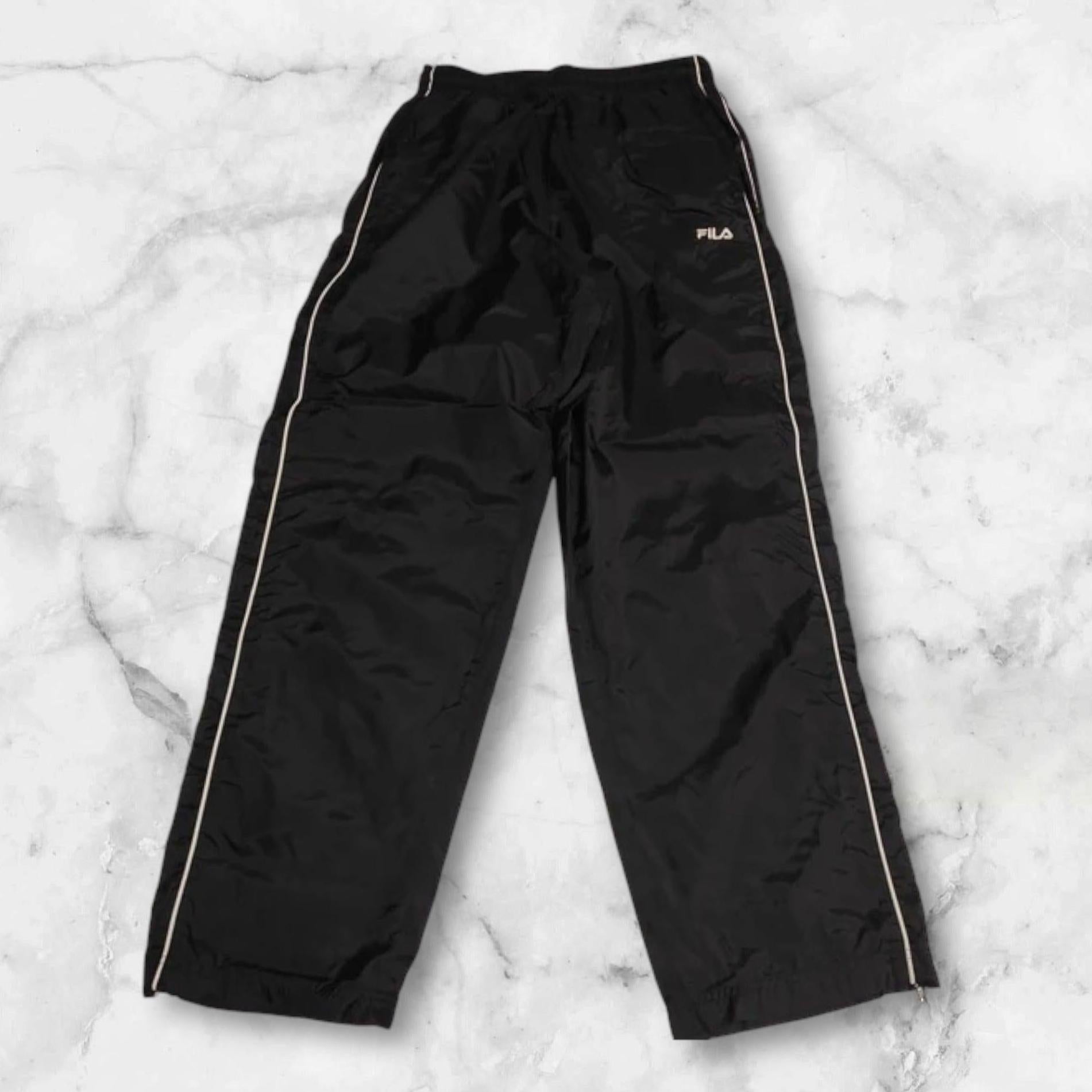Entdecke unsere Vintage Track Pants von Nike und anderen Marken, erhältlich bei Valuxery.de - Dein Shop für trendige Vintage - Kleidung. Unsere Track Pants sind aus hochwertigen Materialien und