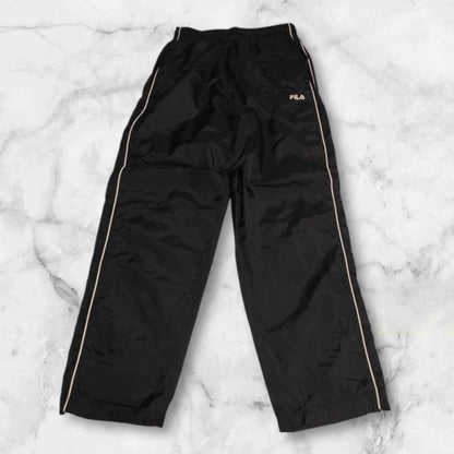 Entdecke unsere Vintage Track Pants von Nike und anderen Marken, erhältlich bei Valuxery.de - Dein Shop für trendige Vintage - Kleidung. Unsere Track Pants sind aus hochwertigen Materialien und
