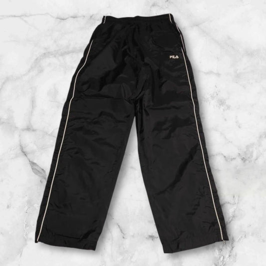 Entdecke unsere Vintage Track Pants von Nike und anderen Marken, erhältlich bei Valuxery.de - Dein Shop für trendige Vintage - Kleidung. Unsere Track Pants sind aus hochwertigen Materialien und