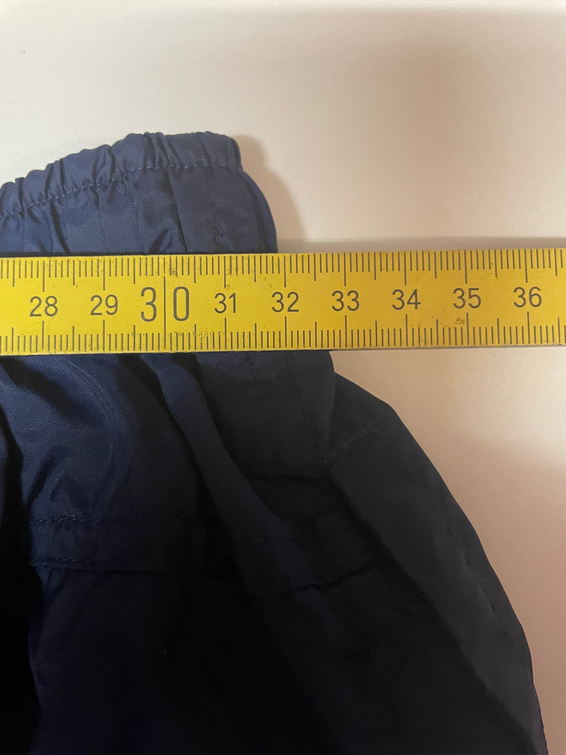 Entdecke unsere Vintage Track Pants von Nike und anderen Marken, erhältlich bei Valuxery.de - Dein Shop für trendige Vintage - Kleidung. Unsere Track Pants sind aus hochwertigen Materialien und