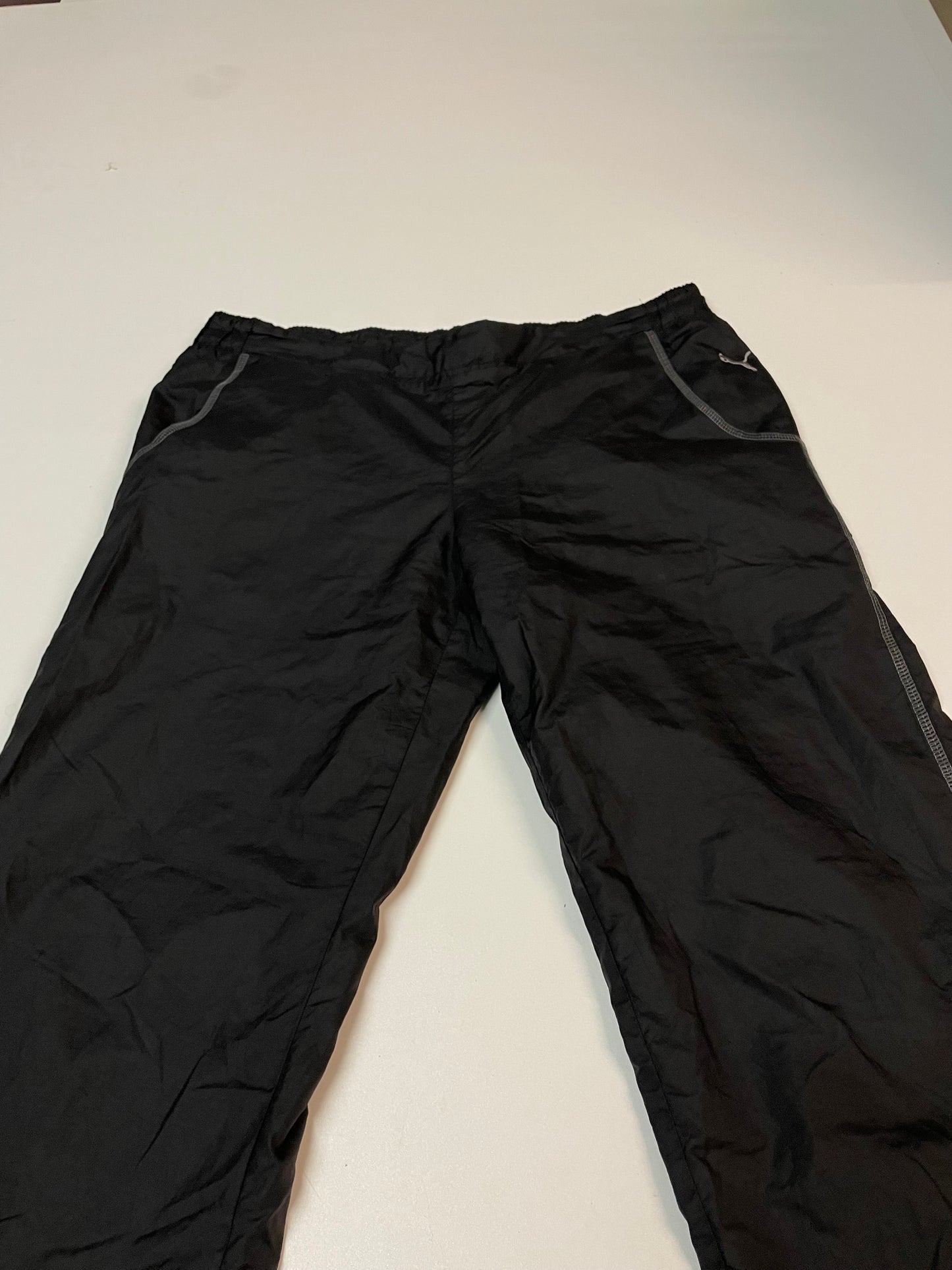 Entdecke unsere Vintage Track Pants von Nike und anderen Marken, erhältlich bei Valuxery.de - Dein Shop für trendige Vintage - Kleidung. Unsere Track Pants sind aus hochwertigen Materialien und