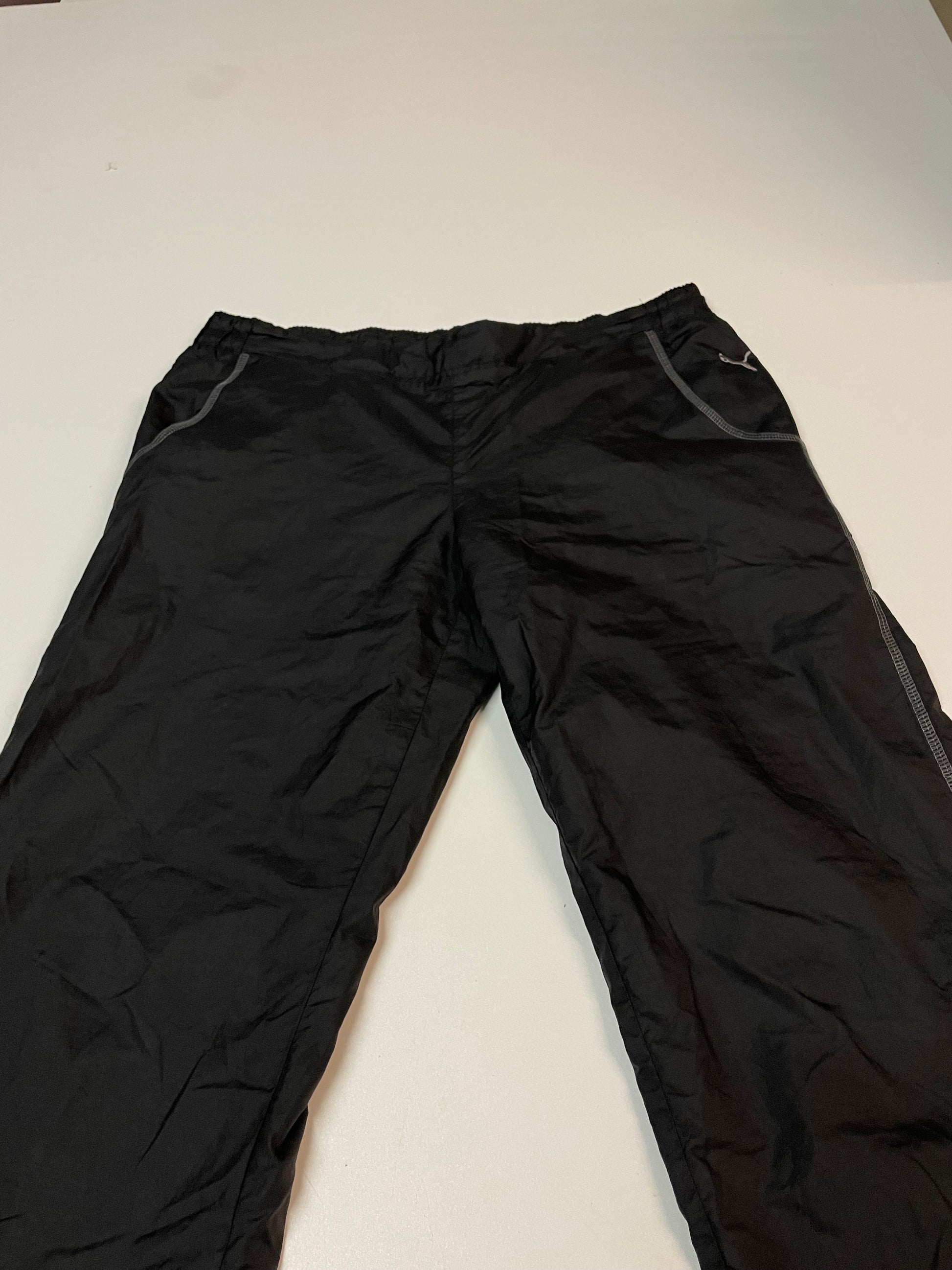 Entdecke unsere Vintage Track Pants von Nike und anderen Marken, erhältlich bei Valuxery.de - Dein Shop für trendige Vintage - Kleidung. Unsere Track Pants sind aus hochwertigen Materialien und