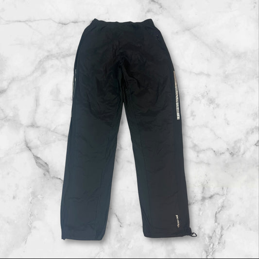 Entdecke unsere Vintage Track Pants von Nike und anderen Marken, erhältlich bei Valuxery.de - Dein Shop für trendige Vintage - Kleidung. Unsere Track Pants sind aus hochwertigen Materialien und