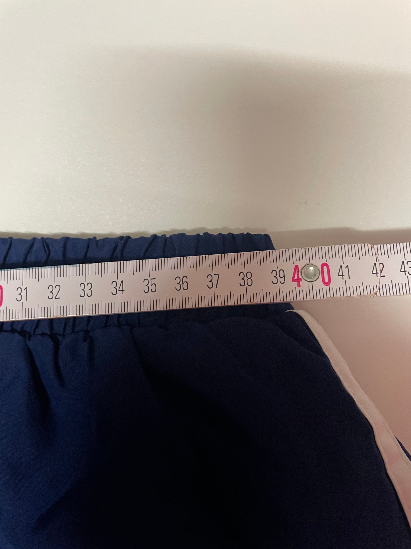 Entdecke unsere Vintage Track Pants von Nike und anderen Marken, erhältlich bei Valuxery.de - Dein Shop für trendige Vintage - Kleidung. Unsere Track Pants sind aus hochwertigen Materialien und