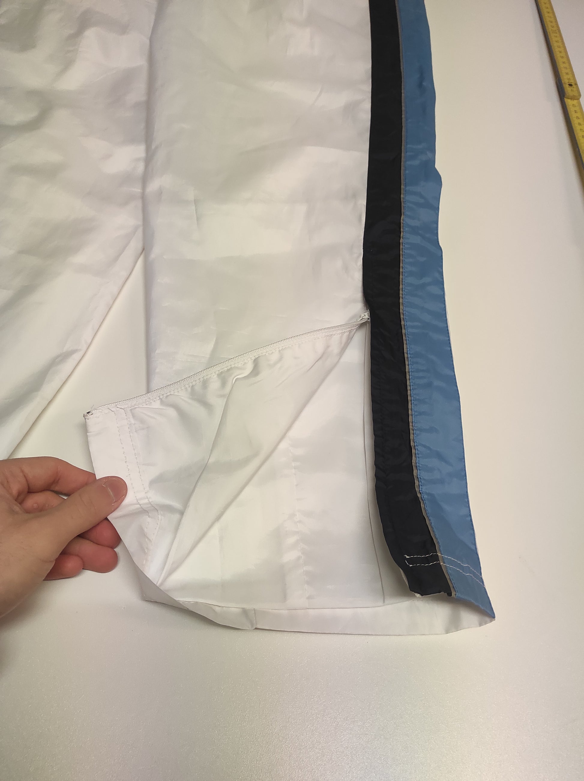 Entdecke unsere Vintage Track Pants von Nike und anderen Marken, erhältlich bei Valuxery.de - Dein Shop für trendige Vintage - Kleidung. Unsere Track Pants sind aus hochwertigen Materialien und